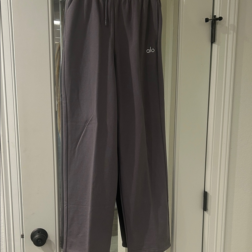 ALO Yoga women’s light purple Joggers